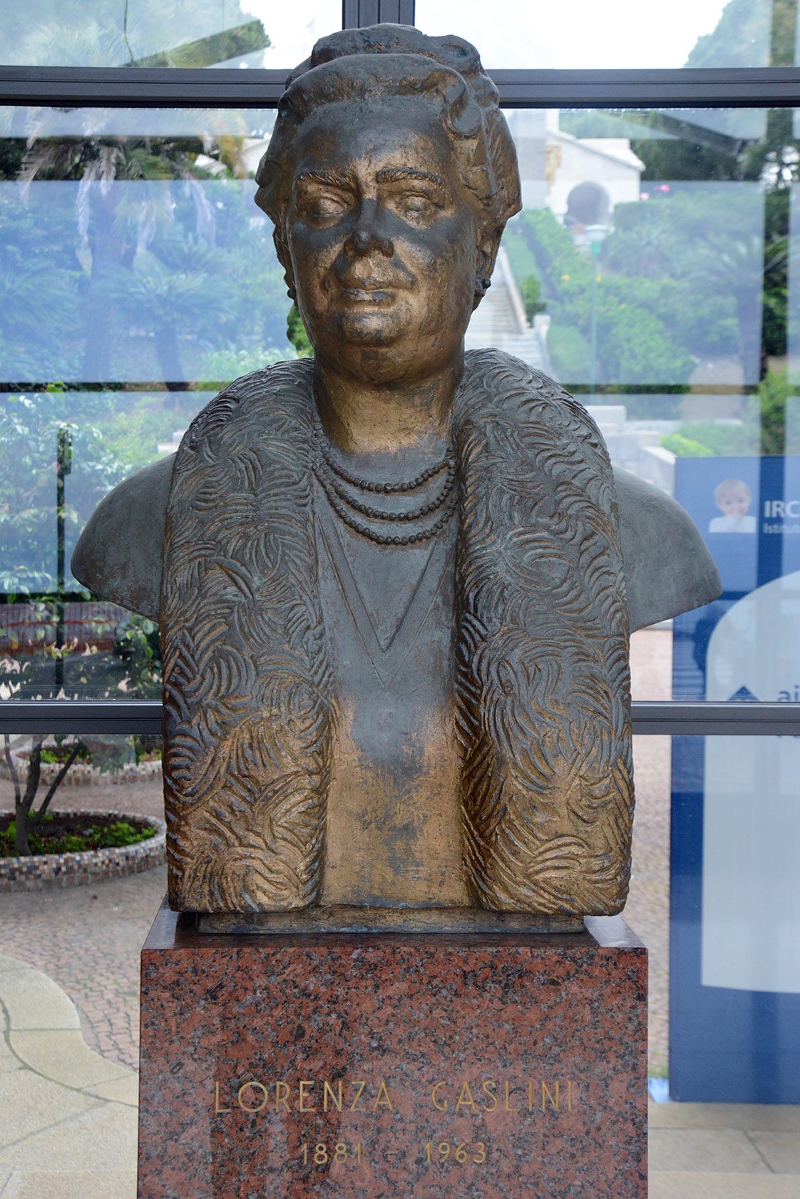 Gerolamo and Lorenza Gaslini busts, Istituto Gaslini, Genoa - 04.jpg